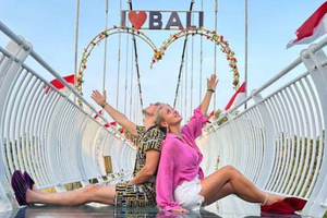 Ubud Full-Day Tour with Glass Bridge & Monkey River