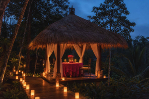 Ubud: Luxury Poolside Romantic Dinner at Adiwana Jembawan