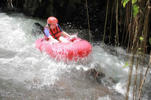 Ubud: Pakerisan Jungle River Tubing Adventure med lunsj