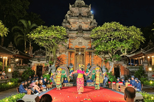 tour nocturno por el Palacio de Ubud, leyendas reales y espectáculo de legong