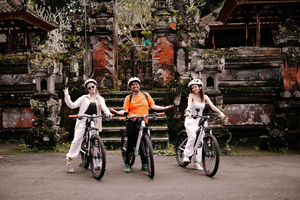 Ubud: Private E-Bike Village Discovery Tour with Lunch