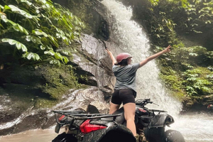 Wycieczka quadem po Ubud z wodospadem, długim tunelem i lunchem