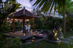 Ubud: Romantic Dinner by the Fish Pond at Adiwana Unagi
