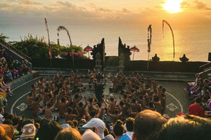Ticket para la danza Kechak en Uluwatu con impermeable