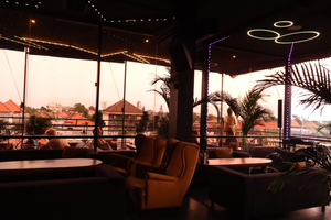 Izzi Rooftop Lounge & Restaurant & Bar & Shisha