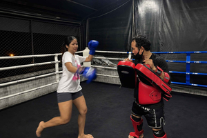 sesión de entrenamiento de tiro con arco, tiro y Muay Thai