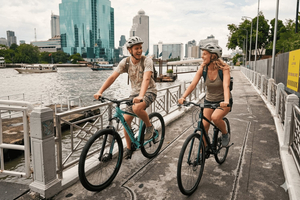 Bangkok : visite patrimoniale à vélo le long du fleuve Chao Phraya et traversée en ferry
