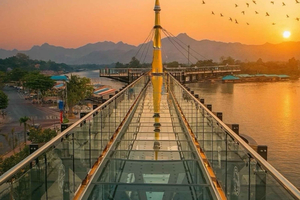 Bangkok: Erawan & Kanchanaburi Skywalk Day Tour