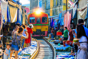 Bangkok: Maeklong Railway & Amphawa Floating Market Day Trip
