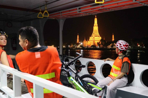 Bangkok: Night Bike Ride and Dinner at a Local Restaurant