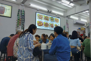 Banthat Thong Road Food Tour z drinkiem na dachu