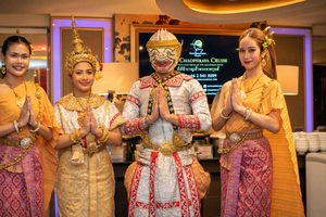 Chaophraya River Dinner Cruise with Thai Food and Live Music