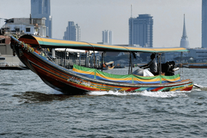Upplev Bangkoks kanal med en traditionell longtail-båt