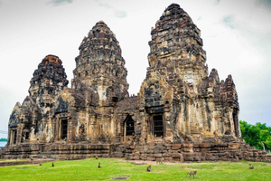 From Bangkok - Lopburi Monkeys and Ayutthaya Day Trip