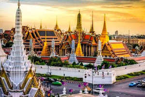 Grand Palace & Temples of Bangkok with experienced guide