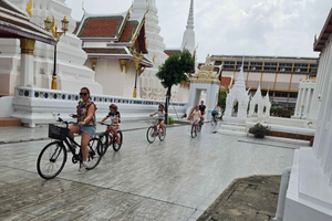 Hidden Gems Bike Tour with Street Food