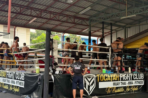 entrena muay thai en un gimnasio profesional