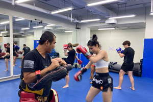 entrenamiento y combate de muay thai en el estadio Rajadamnern