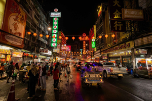 Bangkok : Visite nocturne privée en tuk-tuk, bateau sur la rivière et restauration