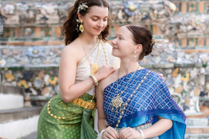 Professionel thailandsk kostumefotografering ved Wat Arun, Bangkok