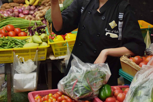 Sukhumvit: Hands-on Thai Cooking Class & Market Tour in BKK