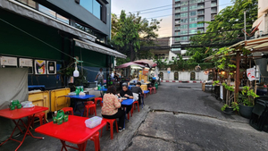 Khun Ake Mam Ari Pad Thai
