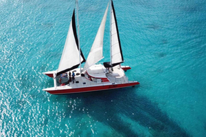 passeio de catamarã com snorkel e almoço