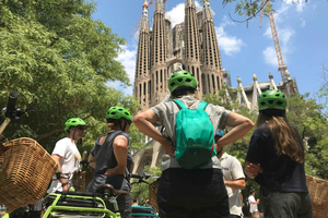 Barcelona: 2.5-Hour Bike or E-Bike Historical Tour