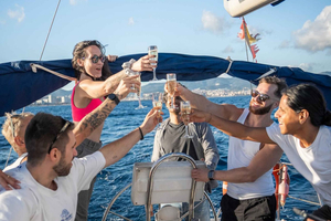 Barcelona Badalona : Zeilboottocht, hapjes, drankjes, zwemmen