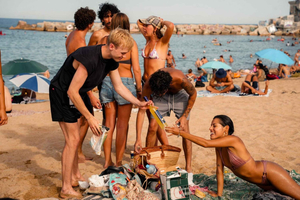 Strand-Meetup in Barcelona mit Spielen, Sangria & VIP-Club-Pass