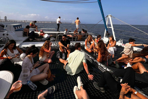 Barcelonan luksuskatamaraanin auringonlaskuristeily ja sisäänpääsy bileisiin
