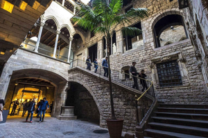 Barcellona: ingresso al Museo Picasso, guida digitale e tour a piedi del Born