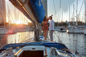 Sejltur i Barcelona Drinks, snacks, svømmetur og fantastisk udsigt