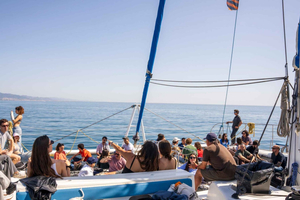 Barcelona: Shared cruise with chill music (+welcome drink)