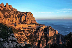 Barcelona: Sitges & Montserrat Monastery Tour with Easy Hike
