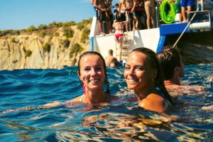 Barcelona: aperitivo, baño y fiesta en barco