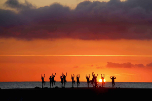 Barcellona: yoga all'alba in riva al mare e tuffo mattutino
