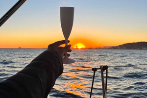 Barcelona: zonsondergangzeiltocht met open bar en snacks