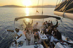 Barcelona: Sunset Skyline Cruise with Cava and Snacks