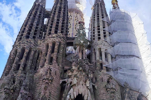 niedrogie zwiedzanie zewnętrznej strony Sagrada Família