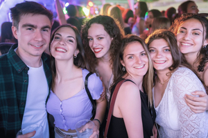 Buzz biała impreza w klubie plażowym