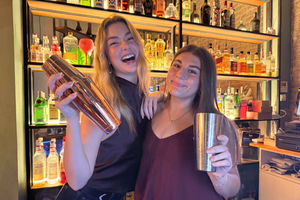 kreatywne koktajle z musującym winem i tapasami w lokalnym barze