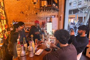 luova cocktail-kokemus kuohuviinin ja tapasien kera paikallisessa baarissa