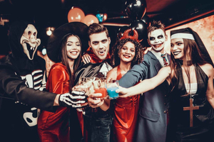 Halloween-kveld ute med inngang til barer og klubber