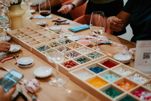 Laboratorio di gioielli e vino illimitato a Barcellona