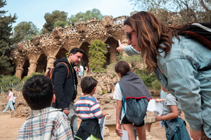 Børne- og familietur i Park Güell med kort og klistermærker