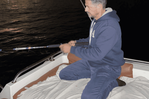 バルセロナ：イカ釣り付き、夕暮れのプライベート ボートツアー