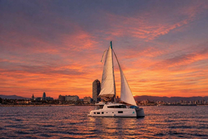 Privétocht bij zonsondergang op een luxe catamaran in Barcelona