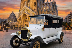 Private Tuk Tuk Sightseeing Tour - Gaudí, Sagrada Familia and Highlights