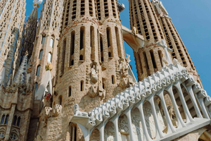 Sagrada Familia Exterior & Gothic Quarter Walking Tour